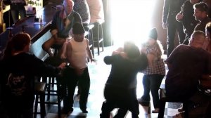 чудаки 3, эпизод в баре.