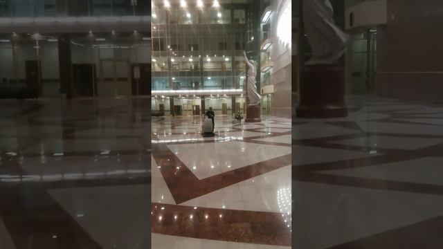 Религиозный ритуал в Горсуде СПб. Дубль 1. Моют пол, по которому не ходит НИКТО и НИКОГДА! смотреть онлайн