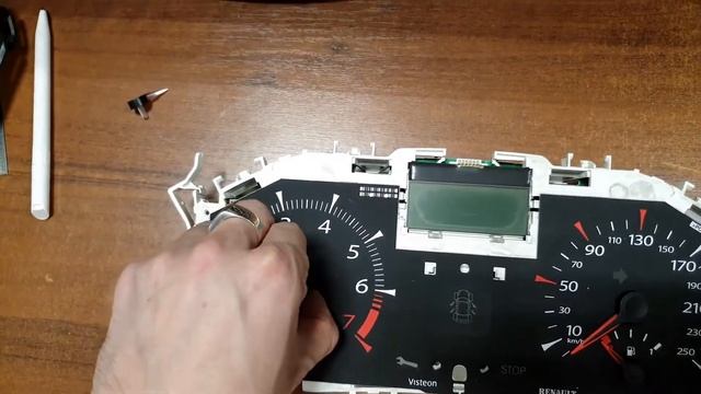 Разбор панели приборов Renault Megane 2 ,где хранится пробег. смотреть онлайн