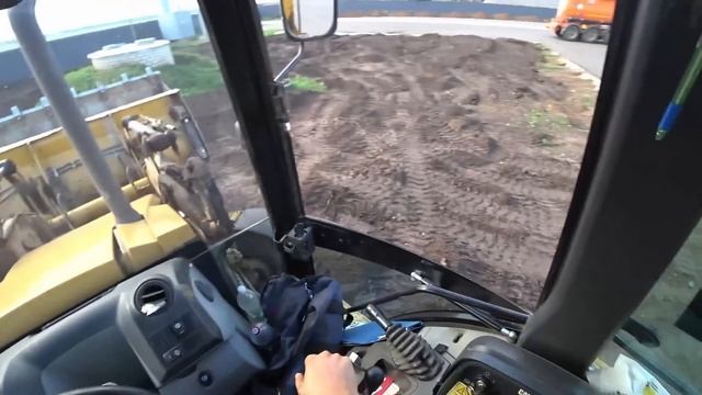 День 1 работаю на бензиновом заводе, узкий ковш и планировка + замена шланга на Cat 428 ep 18 смотреть онлайн