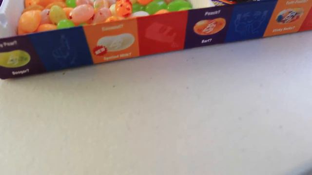 TheChanClan: Jelly Belly's Bertie Bott's Bean Boozled Jellybean Game Toothpaste or Moldy Cheese? смотреть онлайн