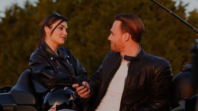 Kerem Bursin prepared a breakfast plate for Hande Ercel It made Hande Ercel very happy смотреть онлайн