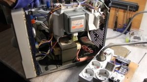 Микроволновка искрит и не греет, Samsung CE2714R. The microwave sparkles and does not heat.