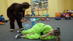 Маленькая Вера - Алиса и Медведь играют в больницу на фабрике игрушек Полесье