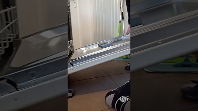 VIDEO DE MONTAGE DE RESSORT AMMORTISSEUR DE PORTE LAVE VAISSELLE CANDY FUTURA CDF312. смотреть онлайн