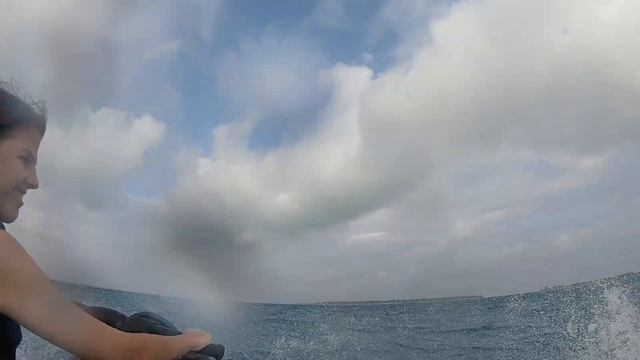 Мальдивы, Индийский океан, в районе Диффуши на водном скутере, новый 2022/2023 год.