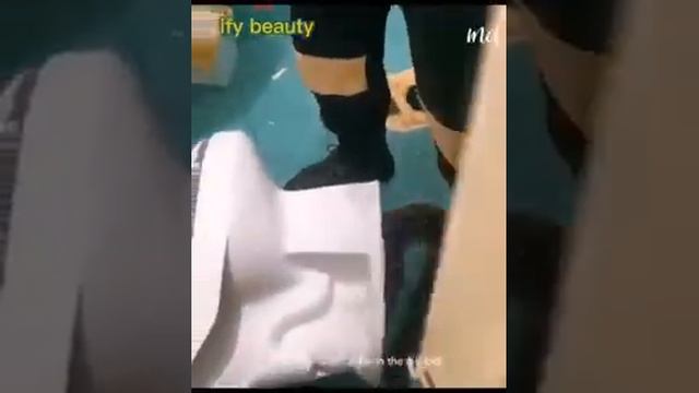 A shocked house wife found a 12ft Long python rearing up in her toilet смотреть онлайн