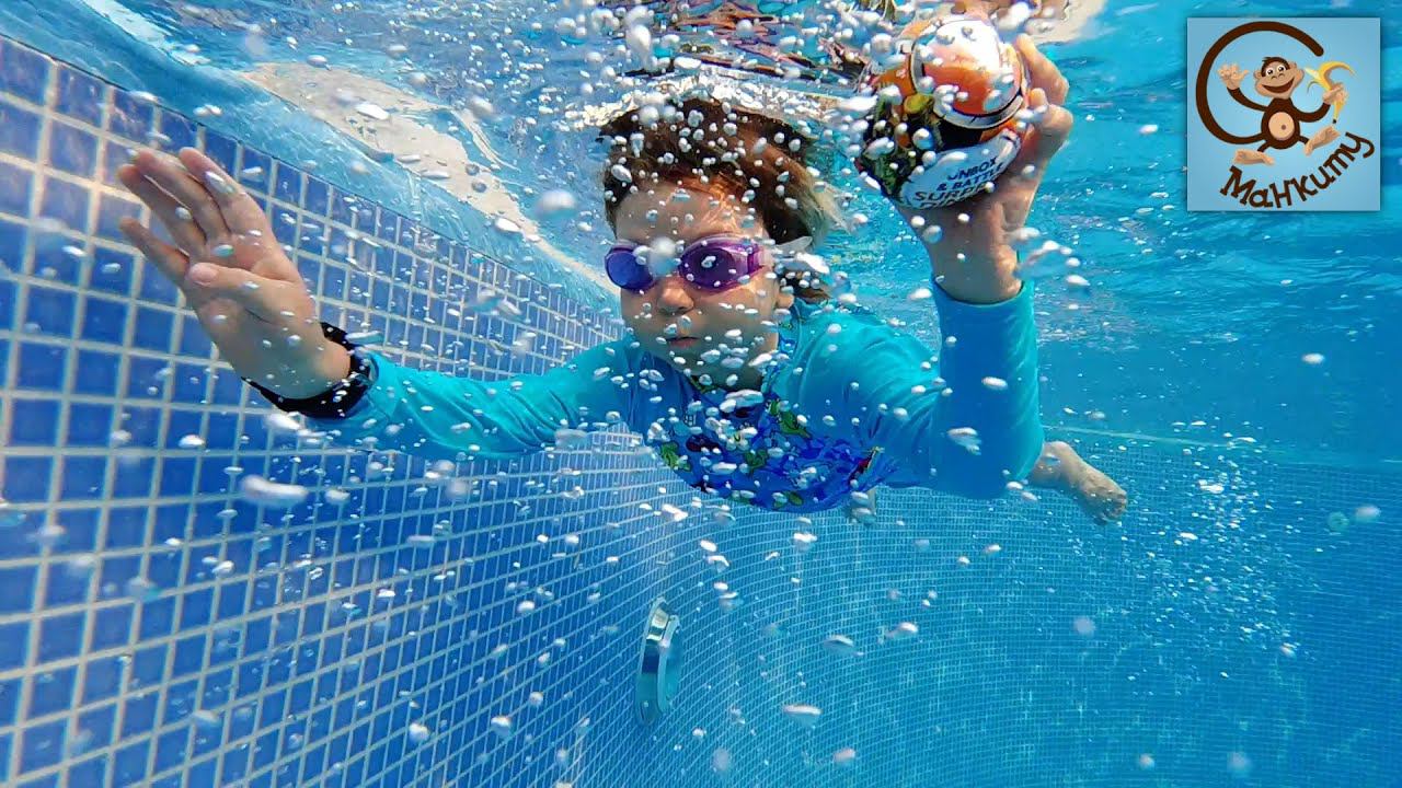 Дети и игрушки. Милан и Папа играют с игрушками в бассейне. МанкиТайм смотреть онлайн