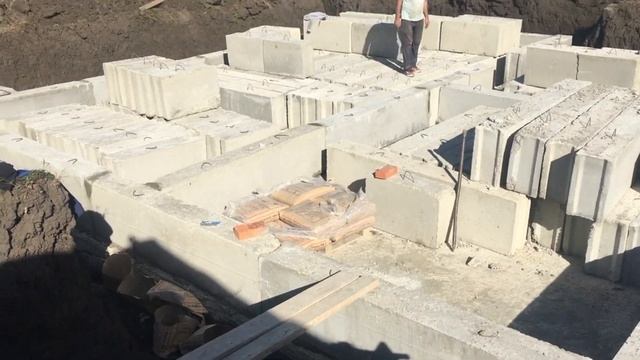 Цокольный этаж или фундамент?!.. Строительство цокольного этажа фундаментными блоками ФБС.