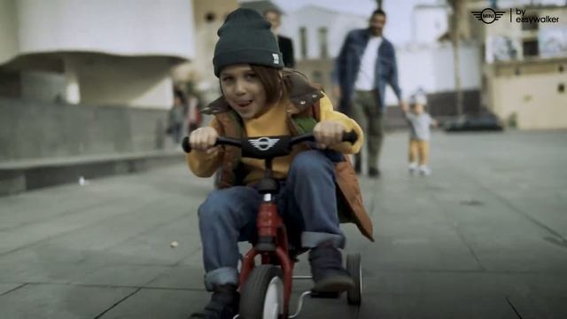 MINI by Easywalker Buggy GO | Lifestyle video | Racing the bike смотреть онлайн