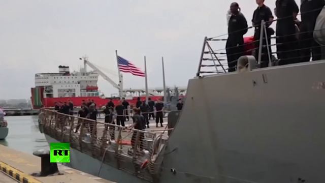 Видео захода эсминца ВМС США «Джон Маккейн» в порт Сингапура после столкновения с танкером смотреть онлайн
