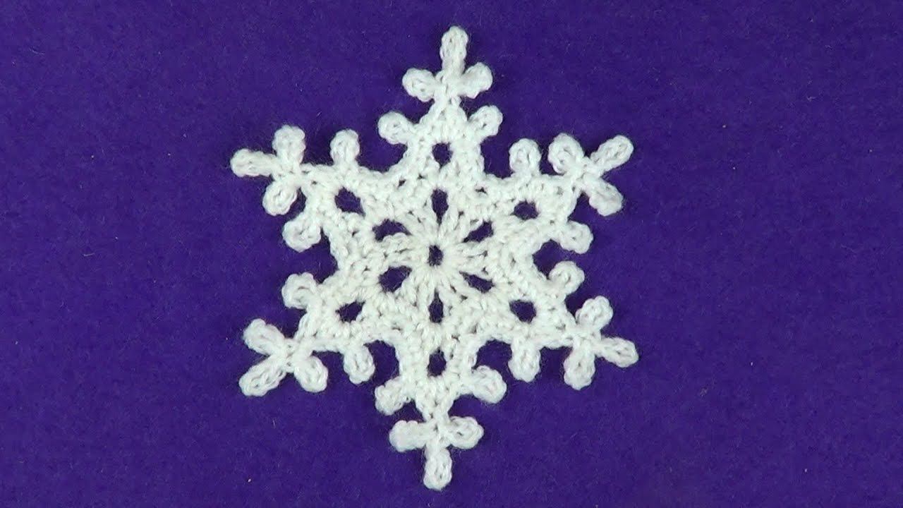 Красивая ажурная снежинка