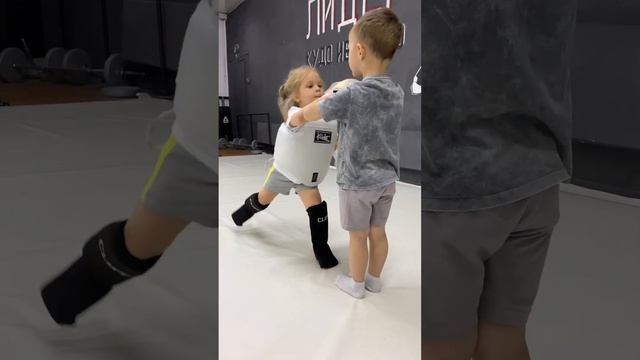 СМОТРИ ЧТО ТВОРИТ ДЕВЧОНКА. 3 ГОДА. КУДО ДЕТИ. Жми Like ;) смотреть онлайн