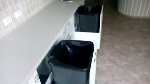 Кухня в классике для оффиса + выдвижные мусорные баки на 90 л. смотреть онлайн