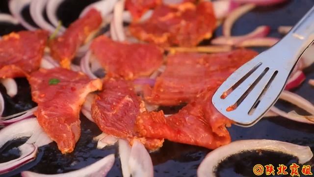 【陕北霞姐】霞姐埋怨老公不体贴，陈浪自制铁板烤牛肉“认错”，滋滋冒油，配上生菜一卷可美了！ смотреть онлайн