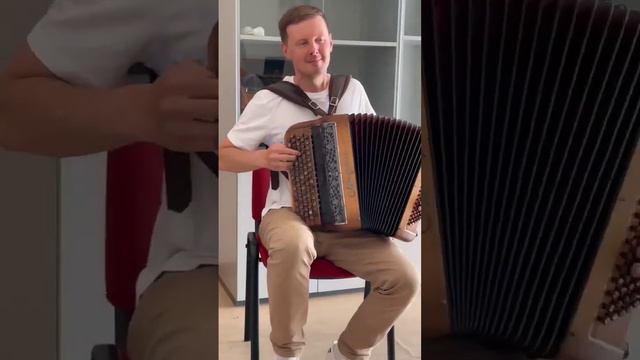 Поиграл на классном баяне на фабрике Mengascini смотреть онлайн