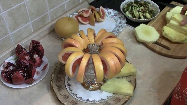 ?ПРАЗДНИЧНАЯ ФРУКТОВАЯ НАРЕЗКА ИЗ АНАНАСА И ГРЕЙПФРУТА. смотреть онлайн