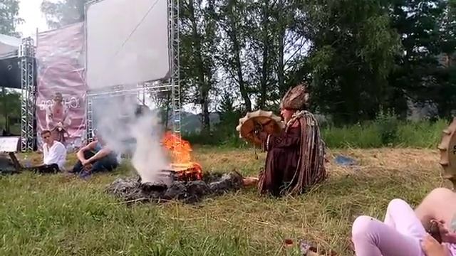Шаман сушит бубен у костра смотреть онлайн
