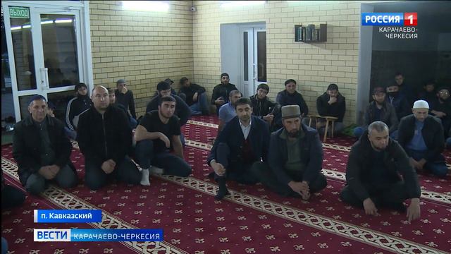 В поселке Кавказский прошел коллективный ифтар смотреть онлайн