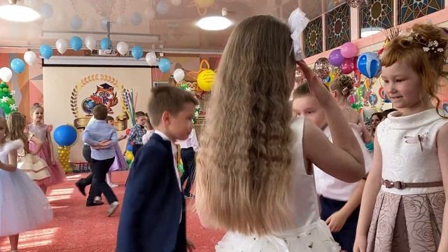 Танец "Полька четверками" Группа №8 "Знайки" смотреть онлайн