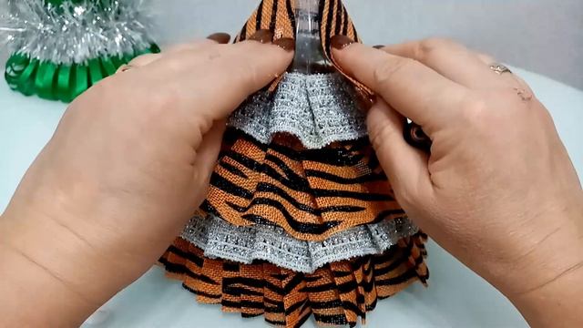 Конфетница в виде тигровой елочки #конфетница #символ года #своими руками #тигренок #поделки #быстр смотреть онлайн