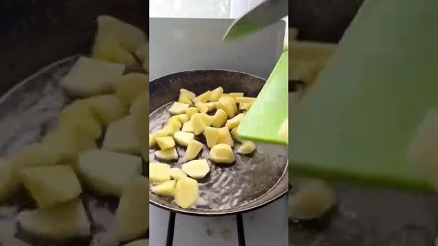 Чтобы картошка не прилипала к сковороде.
