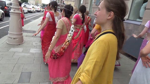 2022 07 09 Харинама Кузнецкий Мост (2/4). Harinama on Kuznetsky Most Street. смотреть онлайн