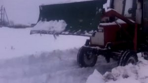 Чистим снег на т-25