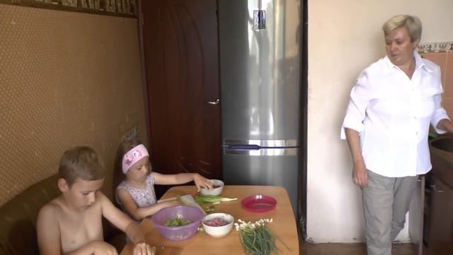 VLOG: Дети готовят завтрак Рецепт как приготовить Салат домашний Видео для детей. Готовим вместе УФ смотреть онлайн