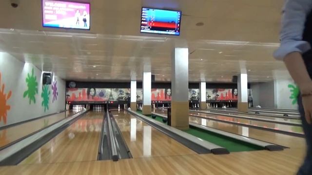КАТАЕМ ШАРЫ В БОУЛИНГЕ смотреть онлайн