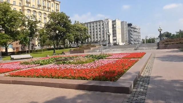 Москва. Прогулка по Новопушкинскому скверу смотреть онлайн