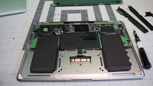 13” MacBook Air Retina 2018 and 2019 A1932 Battery Replacement смотреть онлайн