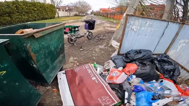 Как я зарабатываю лазая по мусоркам ? Dumpster Diving RUSSIA #56 смотреть онлайн