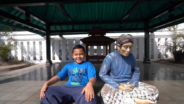 5 Things to Do in Yogyakarta - Alun Alun Kidul to Molioboro | Java Indonesia смотреть онлайн