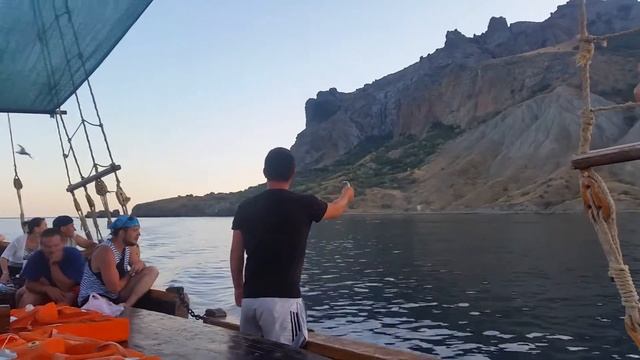 Безбашенные коктебельские чайки едят рыбу с рук капитана смотреть онлайн
