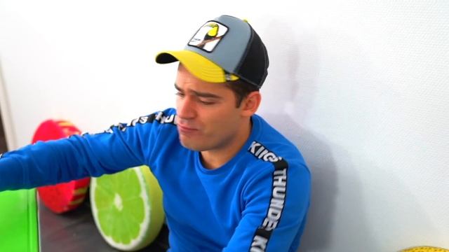 Jason tastes different Ice Fruits with Smoothie смотреть онлайн