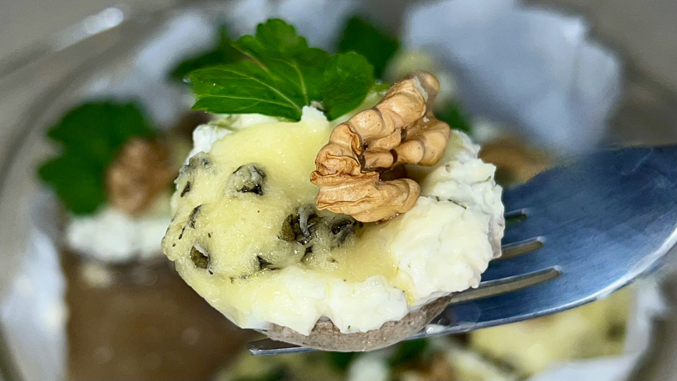 Шампиньоны запечённые с творожным сыром и сыром дорблю ? смотреть онлайн