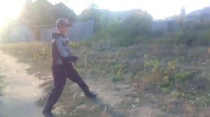 Мальчик очень сильно хочет в туалет