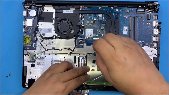 DELL Vostro 15 5568 Laptop Repair -- Disassembly Procedure смотреть онлайн