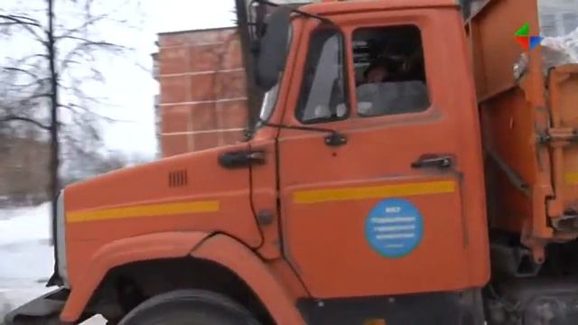 Продолжается уборка снега, но качественной расчистке мешает припаркованный транспорт