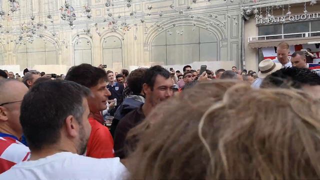 Хорват лезет драться на англичан на улице Никольская смотреть онлайн