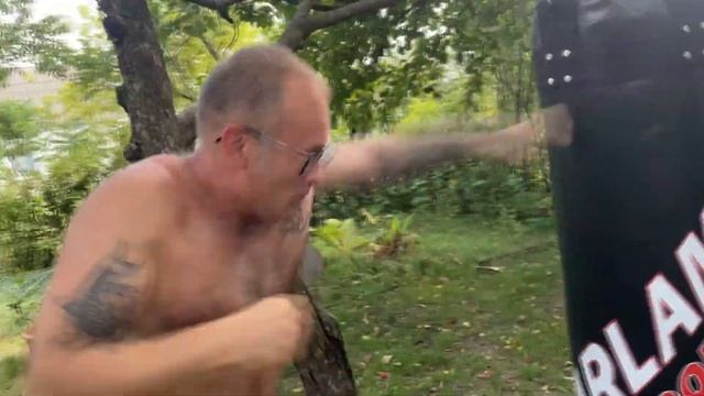 Уличный боксерский мешок смотреть онлайн