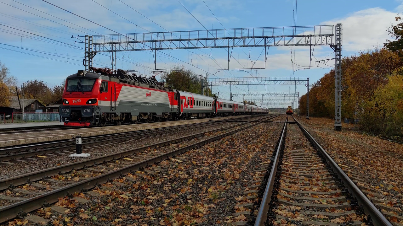 Железная дорога. Электровоз ЭП20-076 с поездом Вологда-Москва смотреть онлайн