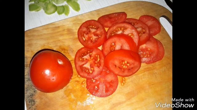 Запечённая в духовке курица с кабачком и помидорами под сырной корочкой