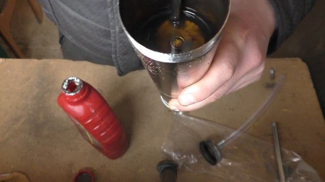 Доливка масла в коробку передач шнивы(борюсь с воем подшибника) смотреть онлайн