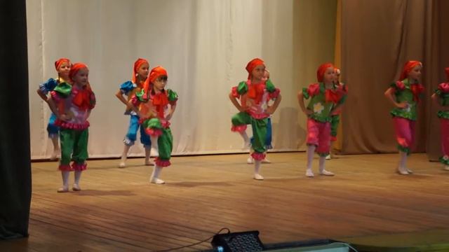 Маленькие гномики. Танцевальный коллектив "Росинка" смотреть онлайн