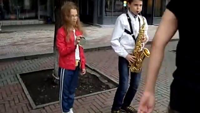 Мальчик играет на саксофоне смотреть онлайн
