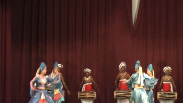 Канди?Национальные танцы?Хождение по раскаленным углям?Шри Ланка?Kandy Cultural Dance Show?Sri Lank смотреть онлайн