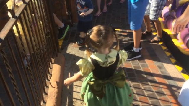 Lane (as Toddler Anna) goes on a Magic Carpet Ride with Aladdin and Jasmine смотреть онлайн