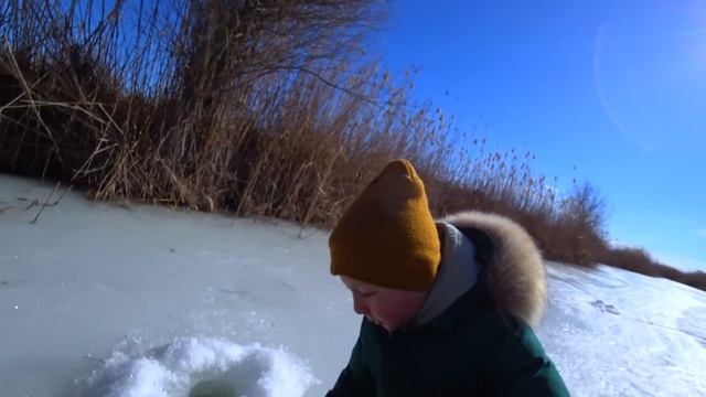 Мы Хотели ПРОСТО Порыбачить в Лунке... Бешенный КЛЕВ смотреть онлайн